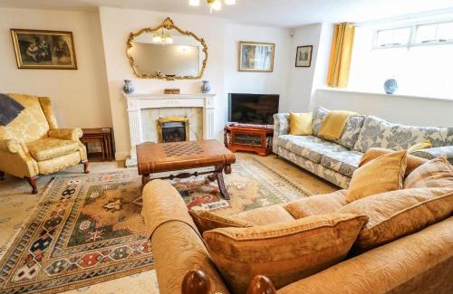 Lincoln Casa | Arch Cottage
