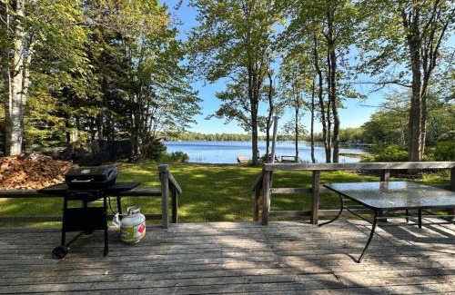 Kings County Casa | Archie's Lakeside Cabin