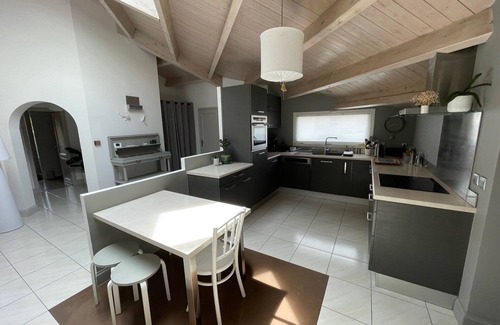 La Rochelle Casa | Casa amueblada de diseño arquitectónico con turismo de 4 estrellas y piscina climatizada.