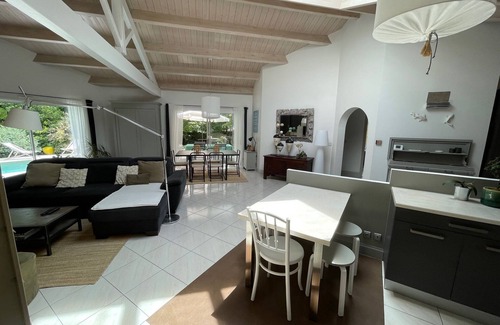 La Rochelle Casa | Casa amueblada de diseño arquitectónico con turismo de 4 estrellas y piscina climatizada.