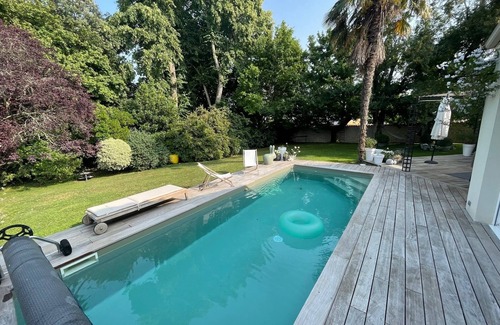 La Rochelle Casa | Casa amueblada de diseño arquitectónico con turismo de 4 estrellas y piscina climatizada.