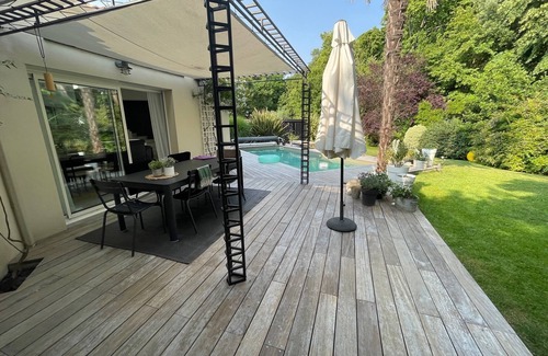 La Rochelle Casa | Casa amueblada de diseño arquitectónico con turismo de 4 estrellas y piscina climatizada.