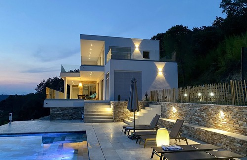 Le Muy Villa | Architect-designed villa, panoramic view 18 km from the Gulf of St Tropez