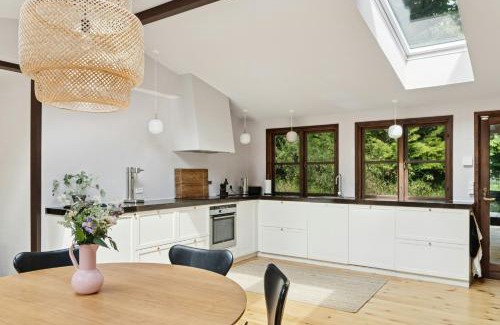 Tisvildeleje Casa | Architect Designed With Two Wings By Tisvilde Hegn