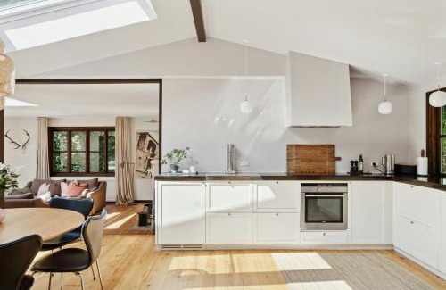 Tisvildeleje Casa | Architect Designed With Two Wings By Tisvilde Hegn