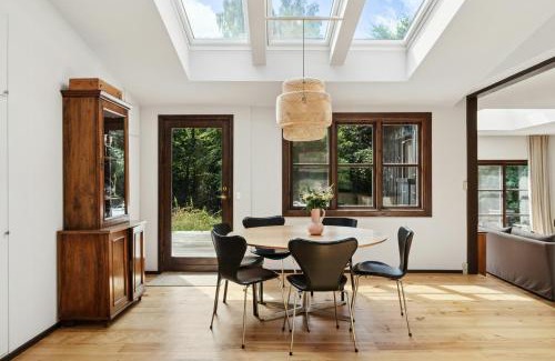 Tisvildeleje Casa | Architect Designed With Two Wings By Tisvilde Hegn