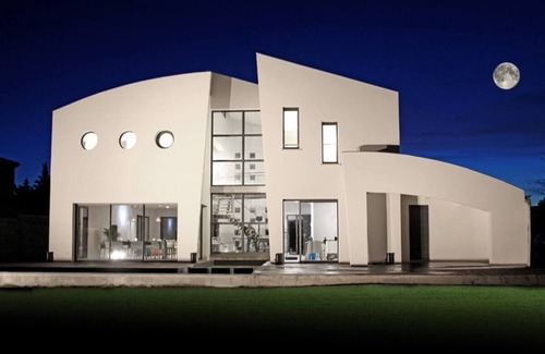 L'Isle-sur-la-Sorgue Villa | Architect-designed villa on the banks of the Sorgues river