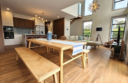 Pearce Casa | Architectural 4bedroom 2 1/2 Bathroom Townhouse, Woden CBD+WIFI+2 car garage