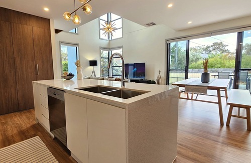Pearce Casa | Architectural 4bedroom 2 1/2 Bathroom Townhouse, Woden CBD+WIFI+2 car garage