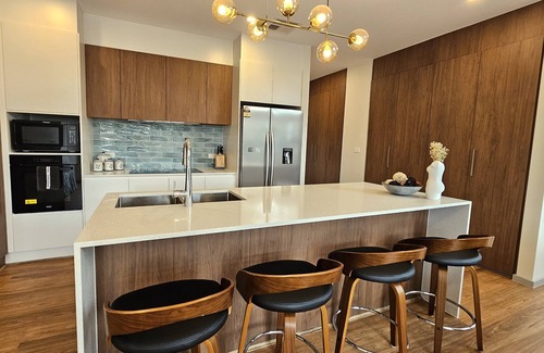 Pearce Casa | Architectural 4bedroom 2 1/2 Bathroom Townhouse, Woden CBD+WIFI+2 car garage