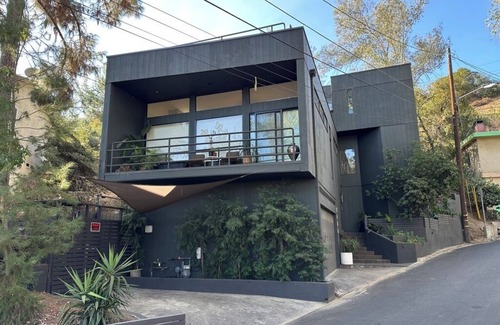 Eagle Rock Casa | Architectural, Art filled home, close to the Rose Bowl