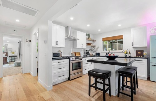 Los Olivos Casa | Architectural Farmhouse Retreat in Downtown Los Olivos, "The Flying Pig"