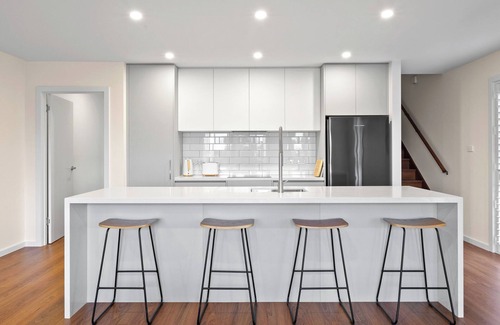Launceston CBD Casa | Architectural Home: Near Gorge with Tamar Views
