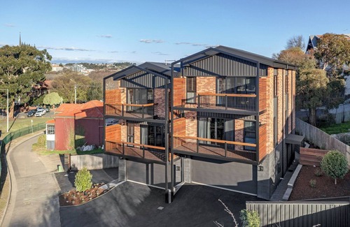 Launceston CBD Casa | Architectural Home: Near Gorge with Tamar Views