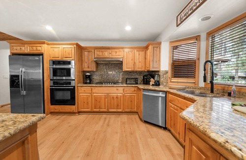 Summit Estates Cabina | Arctic Wolf at Summit Base - Log Cabin, Hot Tub, Game Room, Walk to Slopes