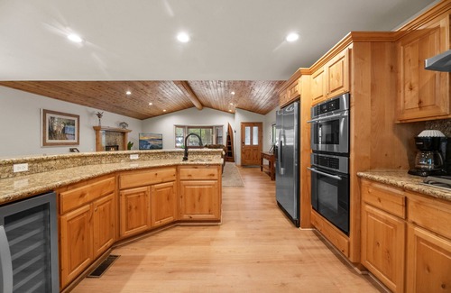 Summit Estates Cabina | Arctic Wolf at Summit Base - Log Cabin, Hot Tub, Game Room, Walk to Slopes