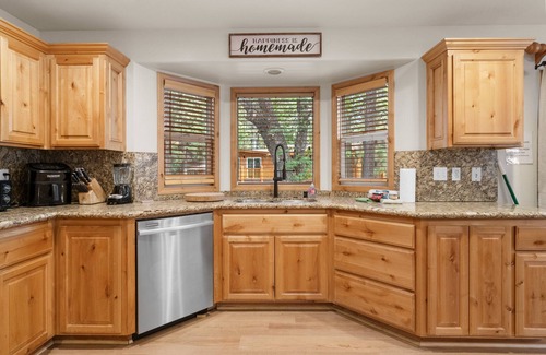 Summit Estates Cabina | Arctic Wolf at Summit Base - Log Cabin, Hot Tub, Game Room, Walk to Slopes