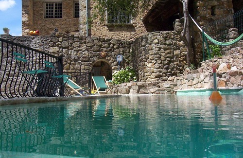 Vals-les-Bains Casa | Vista de la piscina climatizada de la casa Ardèchoise de las montañas Ardèche