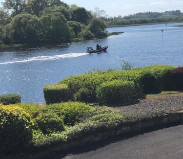 Enniskillen Casa | Ardhowen Bay lakefront holiday accommodation
