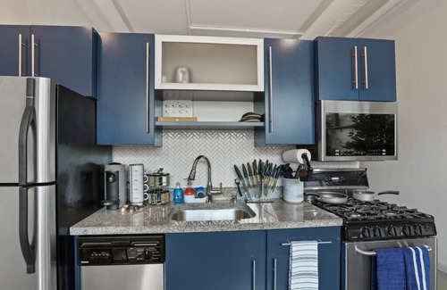 Downtown Columbus Condominio | Arena District Suite w/FREE Parking & Rooftop Deck