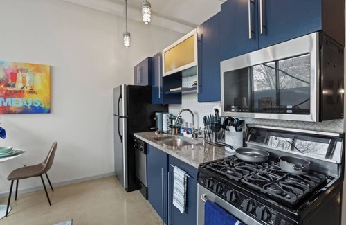 Downtown Columbus Condominio | Arena District Suite w/FREE Parking & Rooftop Deck