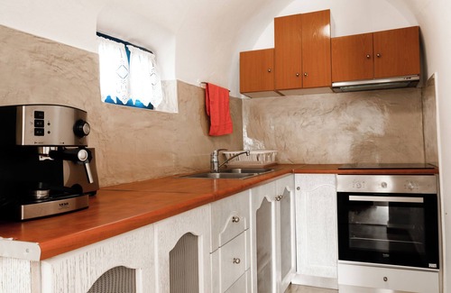 Emporio Apartamento | ARGYRO'S ESTIA: TRADITIONAL STONE HOUSE