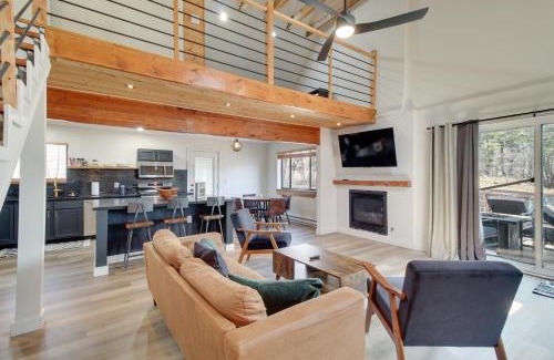 Pinetop-Lakeside Casa | Arizona Getaway with Fire Pit, BBQ and On-Site Lake!