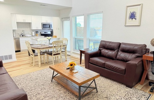 West Arlington Casa | Arlington Entertainment District Home - Blue Door