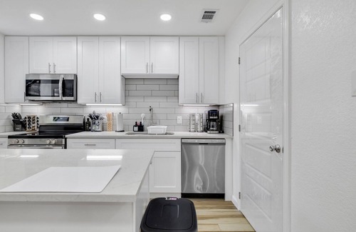 West Arlington Casa | Arlington Entertainment District Home - Blue Door