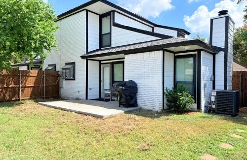 West Arlington Casa | Arlington Entertainment District Home Blue Door