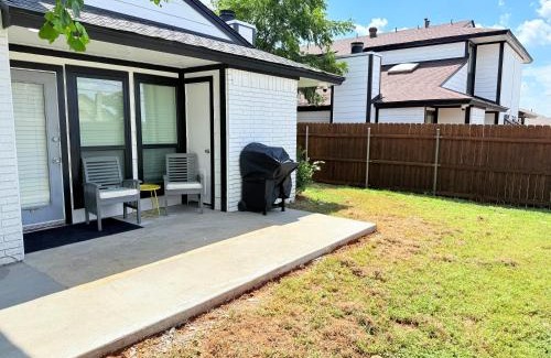 West Arlington Casa | Arlington Entertainment District Home Blue Door