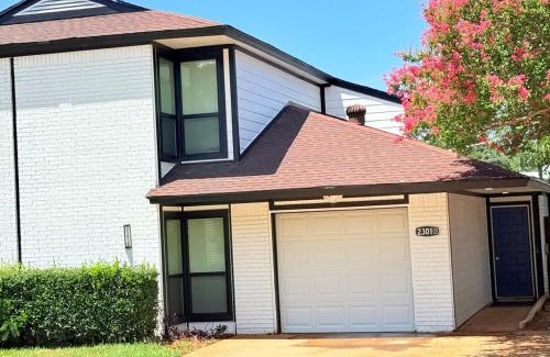 West Arlington Casa | Arlington Entertainment District Home Blue Door
