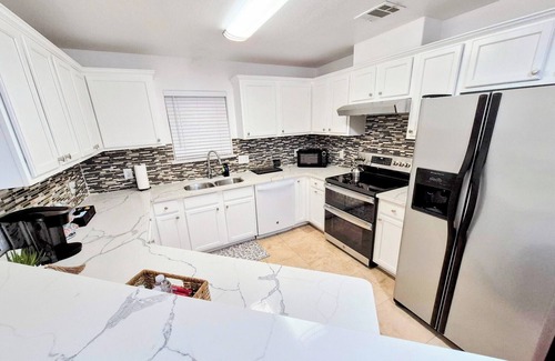 Central Arlington Casa | Arlington Social - 3 BR Entertainment District Home: 6-Min Walk to AT&T Stadium