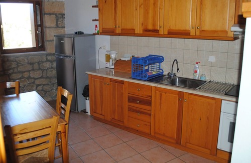 Stoupa Villa | Armonia 1, una espaciosa villa de piedra en una zona tranquila, a 900 metros del mar.