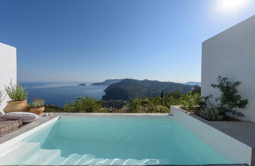Alonissos Apartamento | Armonia Boutique Hotel: habitación de lujo con vista al mar y mini piscina de hidromasaje