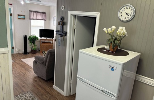 Arnolds Park Cabaña | Arnolds Park Cozy Cottage & Gazebo Steps to Okoboji Lake & Park