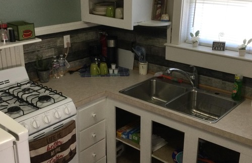 Arnolds Park Cabaña | Arnolds Park Cozy Cottage & Gazebo Steps to Okoboji Lake & Park