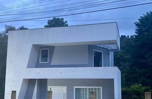 Jardim Andira Casa | Arquitetura Moderna com Conforto Serrano