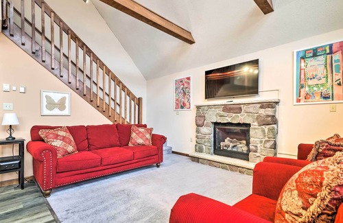 Pocono Lake Cabina | Arrowhead Lake Cabin w/ Hot Tub & Fire Pit!