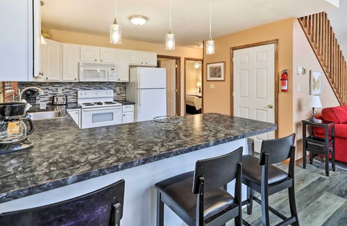 Pocono Lake Cabina | Arrowhead Lake Cabin w/ Hot Tub & Fire Pit!