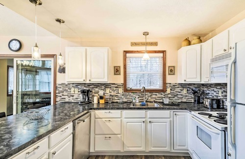 Pocono Lake Cabina | Arrowhead Lake Cabin w/ Hot Tub & Fire Pit!