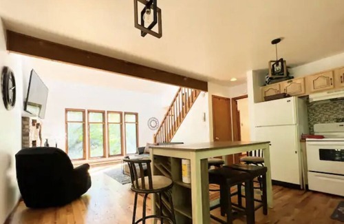 Pocono Lake Cabaña | Arrowhead Lake Cheerful 4-bedroom cottage by the lake