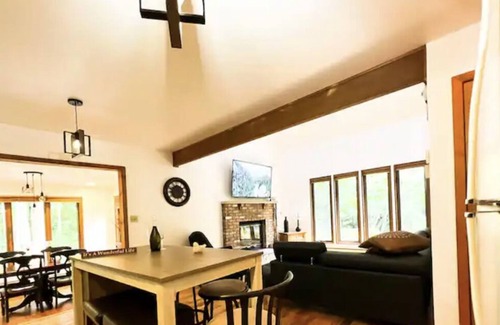 Pocono Lake Cabaña | Arrowhead Lake Cheerful 4-bedroom cottage by the lake