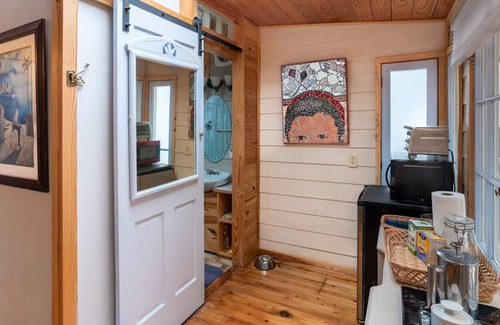 Pittsboro Apartamento | Art, Beauty, Nature: A Woodland Retreat