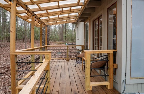 Pittsboro Apartamento | Art, Beauty, Nature: A Woodland Retreat