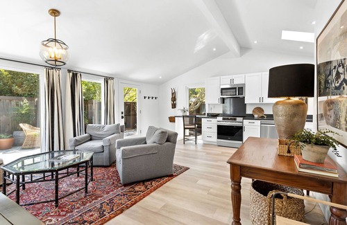 Browns Valley Casa | Art Collector's Sophisticated Guest House