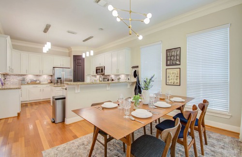 Washington Ave./ Memorial Park Casa | Art Lovers Stop Scrolling! Large, Vibrant, and Colorful Home w/ 3 king beds!