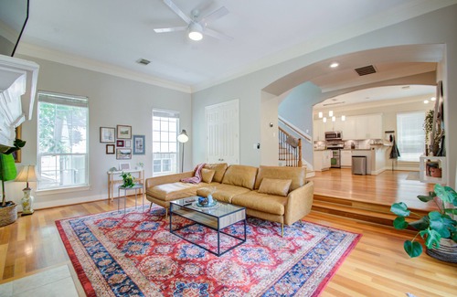 Washington Ave./ Memorial Park Casa | Art Lovers Stop Scrolling! Large, Vibrant, and Colorful Home w/ 3 king beds!
