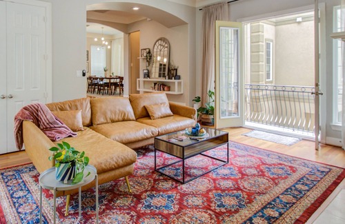 Washington Ave./ Memorial Park Casa | Art Lovers Stop Scrolling! Large, Vibrant, and Colorful Home w/ 3 king beds!