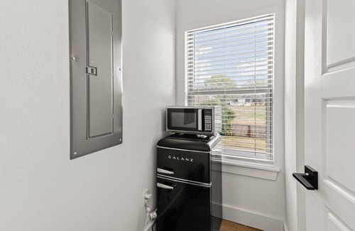 Bentonville Condominio | Chic Suite in Heart of Downtown Bentonville